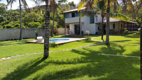 Frente da casa e jardim