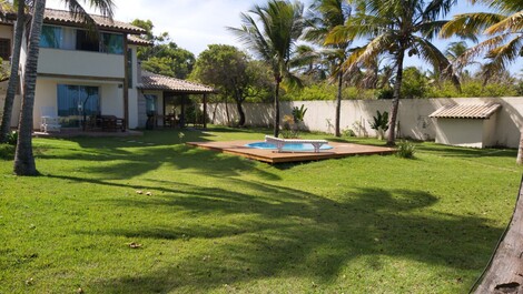 Frente da casa com piscina