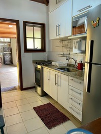 Cozinha com geladeira+ fogão+ microondas+ filtro de água