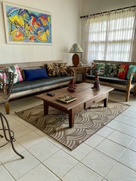 Sala confortável e decorada