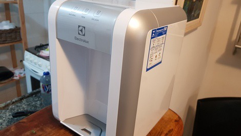 Bebedouro com água natural e gelada