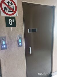 Elevador com álcool a disposição