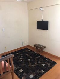 Sala de TV com ventilador de teto siwln