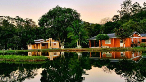 Casa amarela é o "chalé das Montanhas" com vista privilegiada das Montanhas e cascata. 