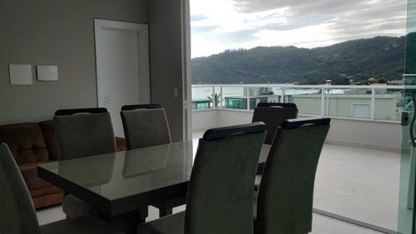 Linda cobertura com vista para o mar