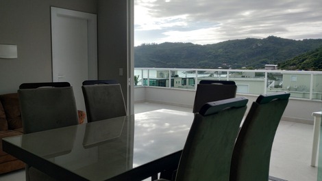 Linda cobertura com vista para o mar