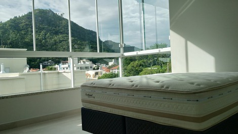 Linda cobertura com vista para o mar