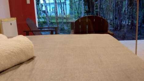 Vista desde a cama para a mata