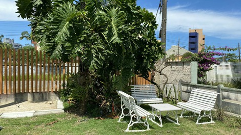 Excelente casa 2 quadras da Praia Central! Piscina e climatização ! !