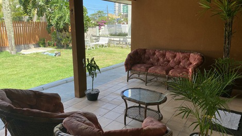 Excelente casa 2 quadras da Praia Central! Piscina e climatização ! !