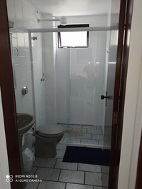 Apartamento al frente, de 2 habitaciones, balcón, garaje.