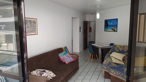 Apartamento al frente, de 2 habitaciones, balcón, garaje.