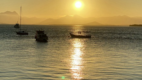 Excelente casa 2 quadras da Praia Central! Piscina e climatização ! !