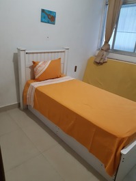 Quarto solteiro com cama auxiliar e colchões extra 