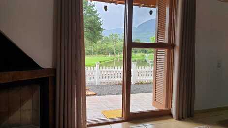 Vista maravilhosa da sala, a inspiração para o nome da unidade "Chalé da Montanhas"