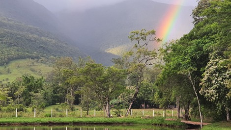 Por aqui até quando chove, a natureza exibe suas cores