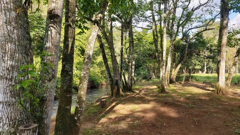 Espaço na beira do rio ideal para churrasco e luau