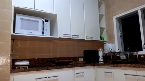 Cozinha-bancada e microondas