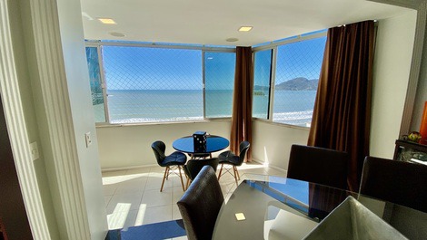 FRONT SEA! CENTER; 4 ROOMS; 4 BATHROOMS; AIR; 2 VACANCIES; WIFI, CABLE TV