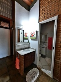 Banheiro suíte ao fundo + lavabo adicional 