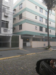 Frente do prédio verde e branco!