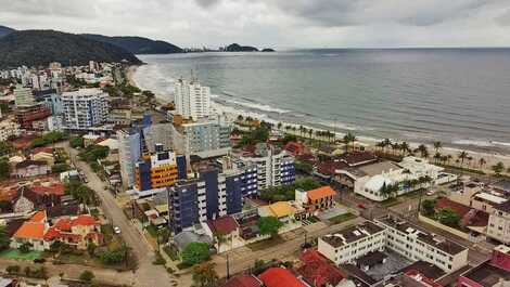 Excelente casa 2 quadras da Praia Central! Piscina e climatização ! !