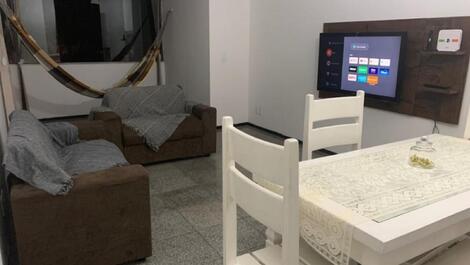 Sala confortável, com tv a cabo.
