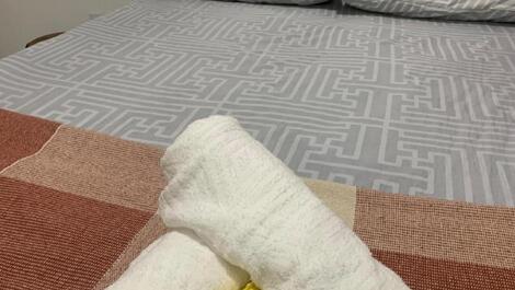 Você não precisa levar lençóis e toalhas.