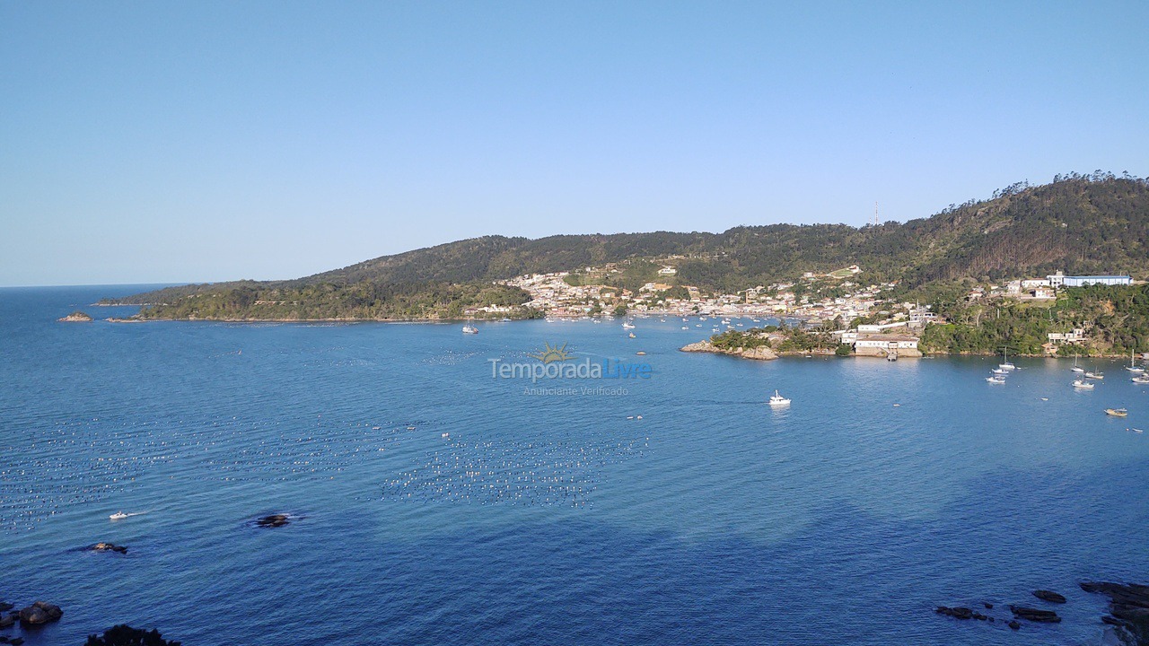 Apartamento para aluguel de temporada em Governador Celso Ramos (Praia de Palmas)