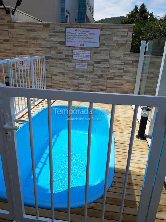 Apartamento para aluguel de temporada em Governador Celso Ramos (Praia de Palmas)