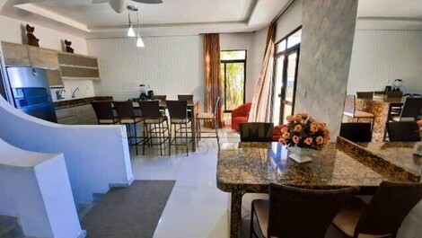 Triplex Frente Mar em Bombinhas – 4 Quartos e Piscina
