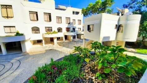 Triplex Frente Mar em Bombinhas – 4 Quartos e Piscina