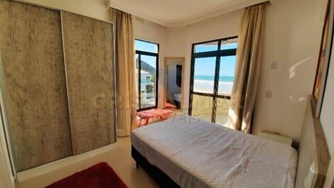 Triplex Frente Mar em Bombinhas – 4 Quartos e Piscina