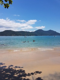 Casa con mágicas vistas al mar y montaña.