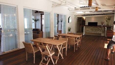 5 suites de pie sobre la amplia y cómoda arena