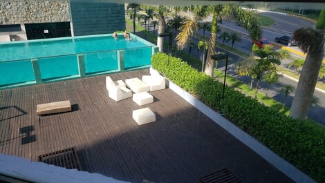 Visão diurna da piscina da sacada.