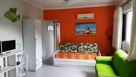 Lindo apartamento habitación y sala de estar en la arena vista al mar