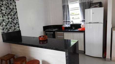 Lindo apartamento habitación y sala de estar en la arena vista al mar