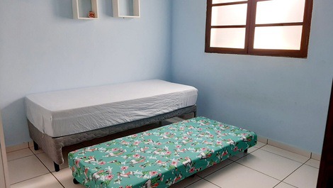 Quarto com cama solteiro e 1 camas auxiliar 