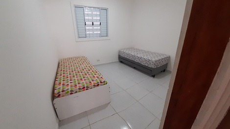 Quarto com 2 camas com 2 camas auxiliares