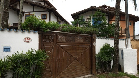 LINDA CASA COM AR CONDICIONADO, PISCINA E CHURRASQUEIRA ILHABELA