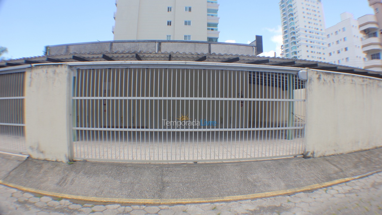 Apartamento para aluguel de temporada em Itapema (Meia Praia)