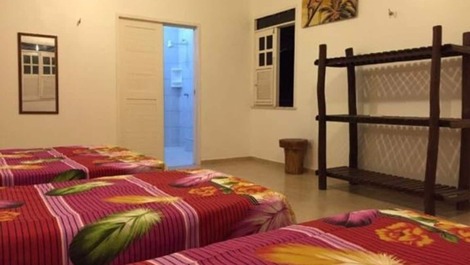 SUÍTES AMPLAS C/AR CONDICIONADO, MUITAS CAMAS C/TRAVESSEIROS E COLCHA, ARMADORES DE REDE E BANHEIROS