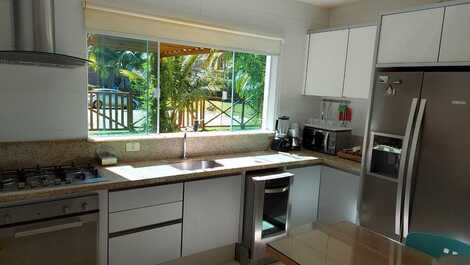 LINDA E AMPLA CASA GUARUJUBA - CAMAÇARI 18 PESSOAS 6 SUÍTES