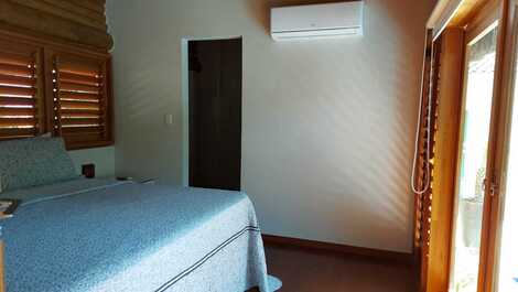 LINDA E AMPLA CASA GUARUJUBA - CAMAÇARI 18 PESSOAS 6 SUÍTES