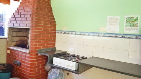 Churrasqueira e fogão de apoio