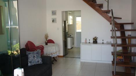 Sala de estar com escada para acesso as 2 suites
