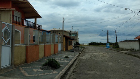 Frente da casa com vista para o mar e total segurança para sua família