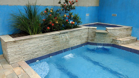 Piscina com jacuzzi com hidromassagem água fria