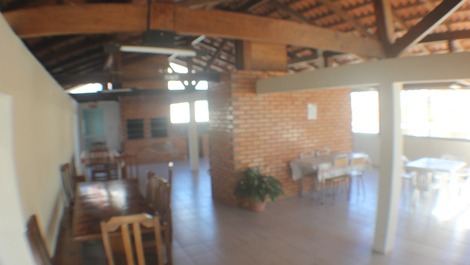 SALÃO DE FESTAS COM CHURRASQUEIRA